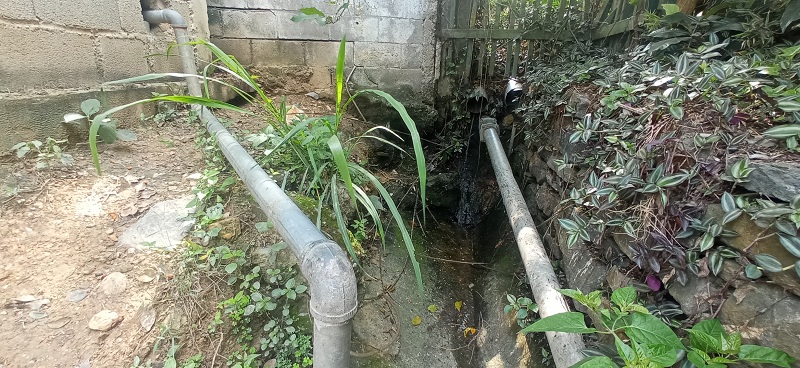 Advierten sobre bote de aguas negras en Barrio La Cruz