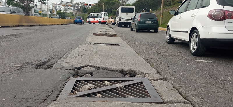 Advierten sobre peligro por alcantarilla en la Pedro Russo