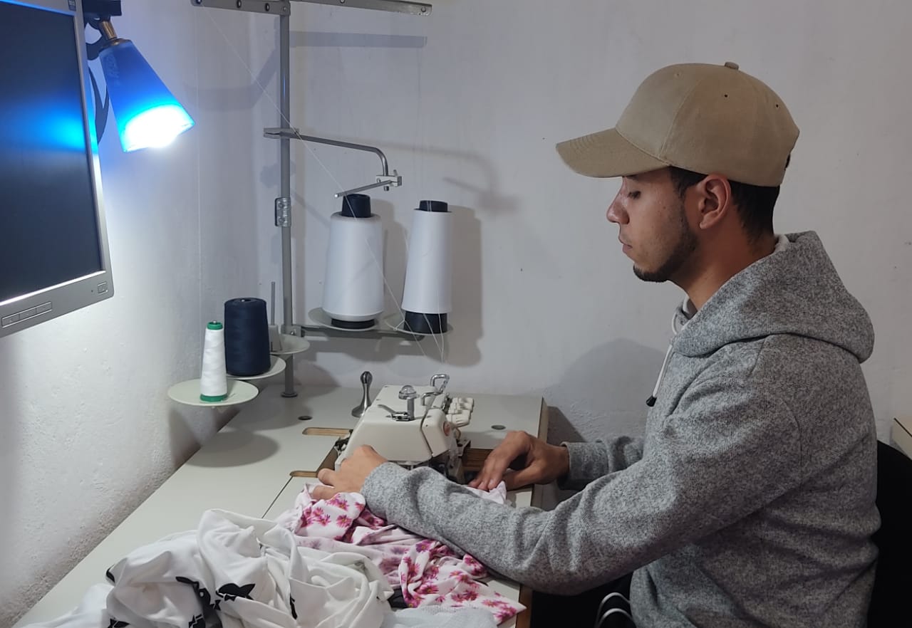 Con máquinas prestadas y pocas telas abrió su taller de costura
