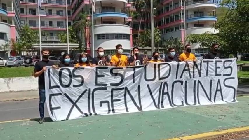 Estudiantes de la UCV protestaron para exigir vacunas
