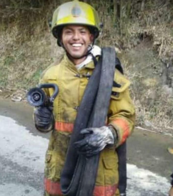 Grave bombero que cayó de 18 metros de altura