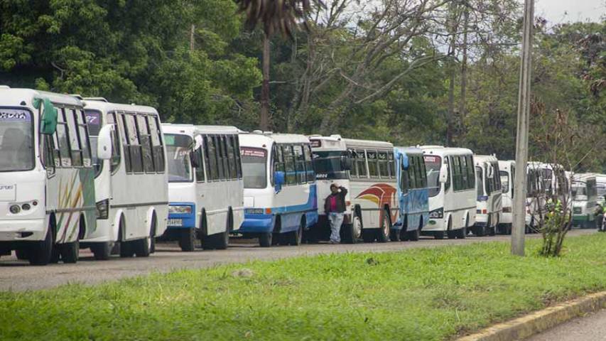 Transportistas piden activar estaciones de gasolina para el sector
