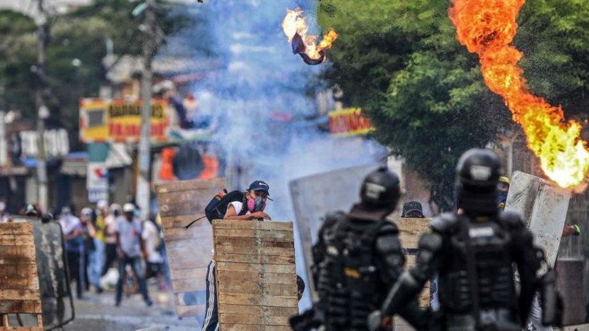 En epicentro de las protestas en Colombia matan a un policía