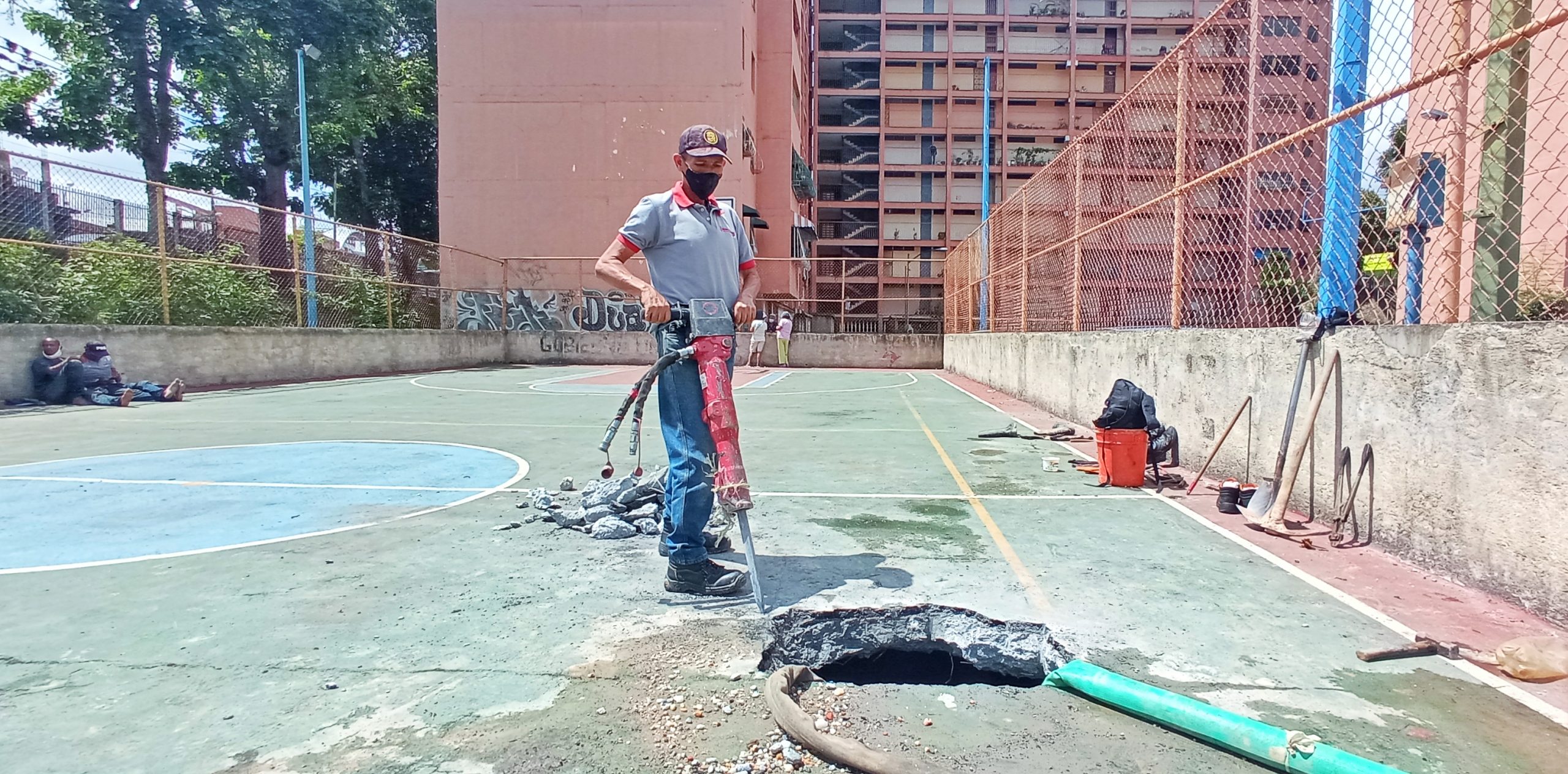 Comenzaron reparaciones a tubería en la Simón Bolívar