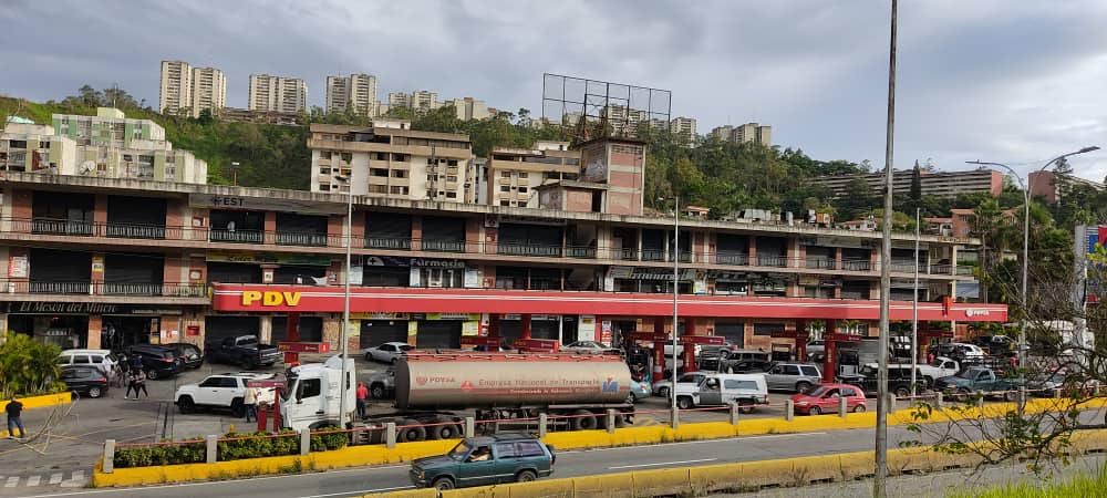 19 horas en una cola para echar gasolina