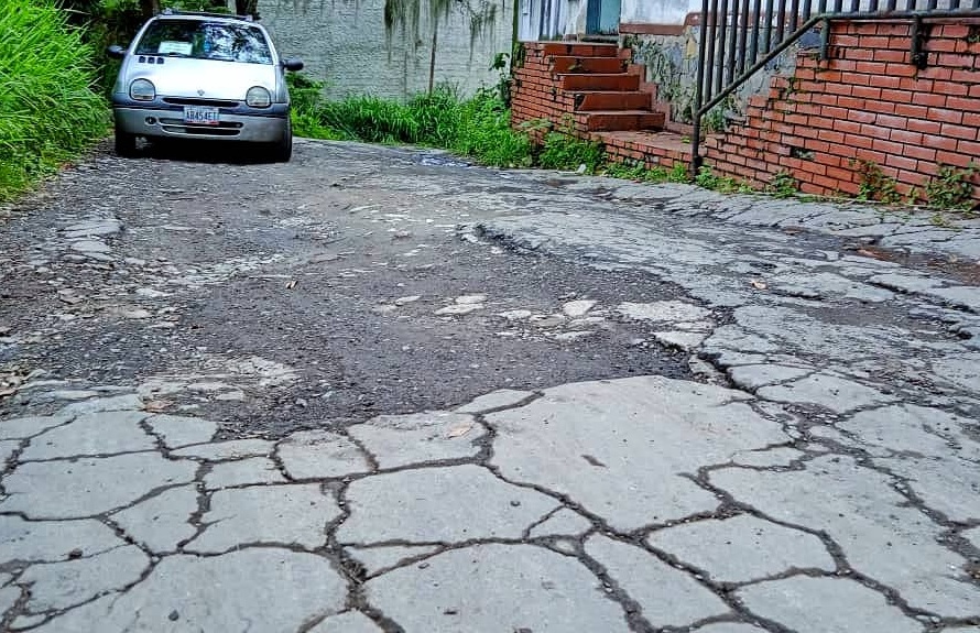 Las calles de Barrio Miranda II se caen a pedazos
