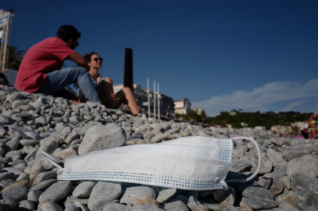Francia pone fin al uso de mascarilla al aire libre