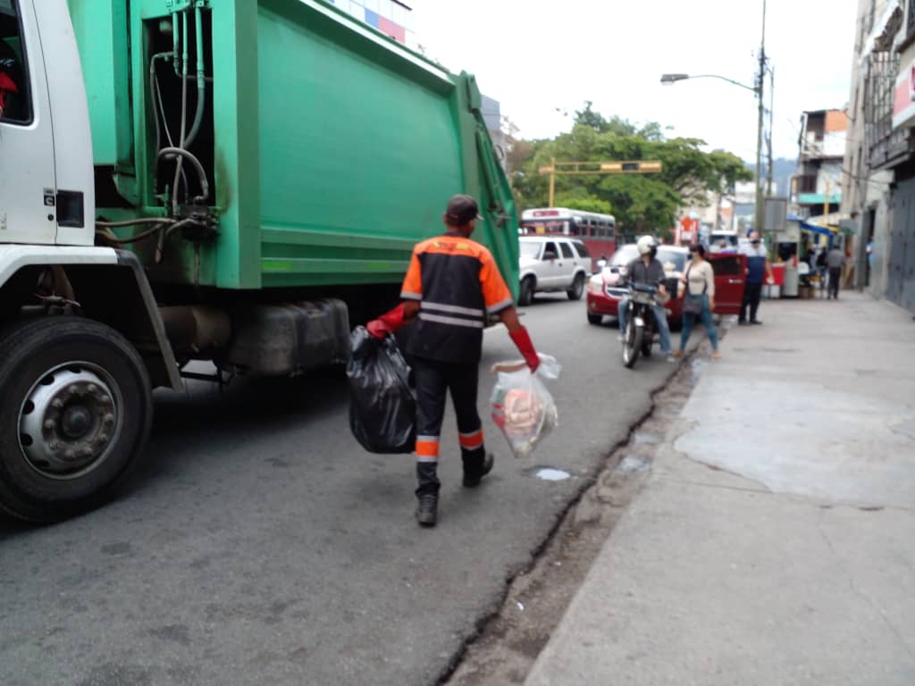 Estudian exonerar del pago de aseo a adultos mayores