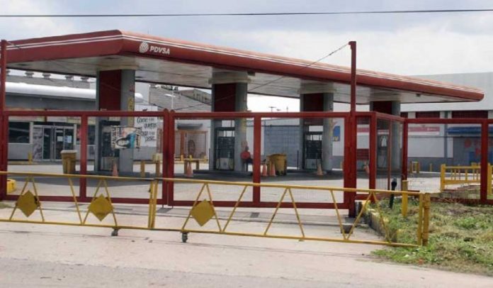 Lanzan bombas molotov en gasolinera