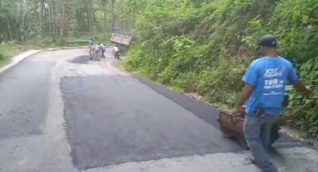 Aplican 28 toneladas de asfalto en Bosque Alegre