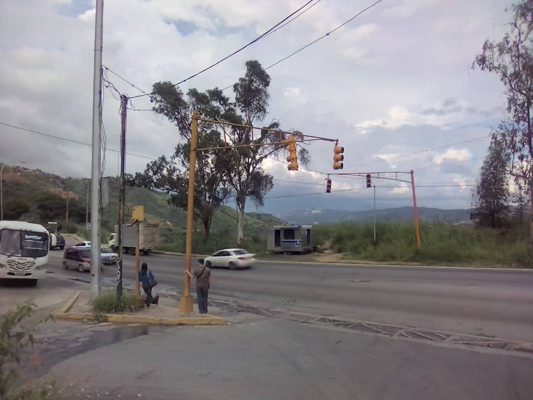 Hombre vestido de militar y tres más atracaron un autobús