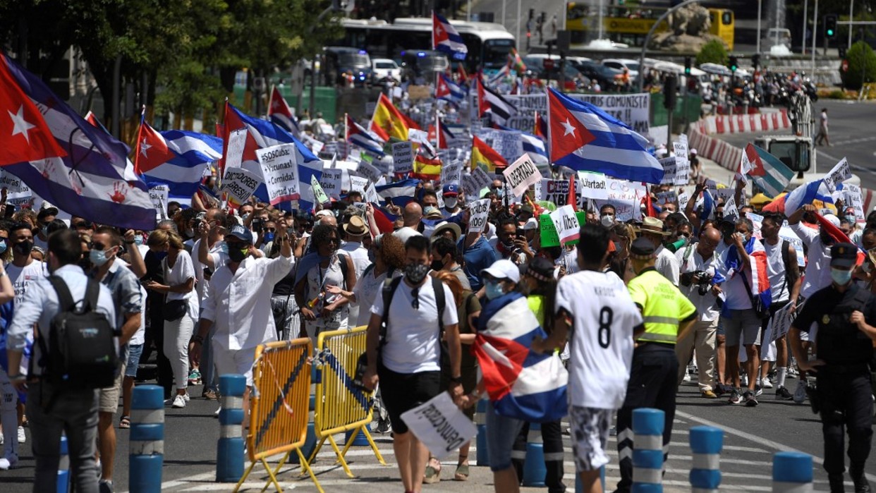 Cientos de personas marchan en Madrid por la “libertad” en Cuba