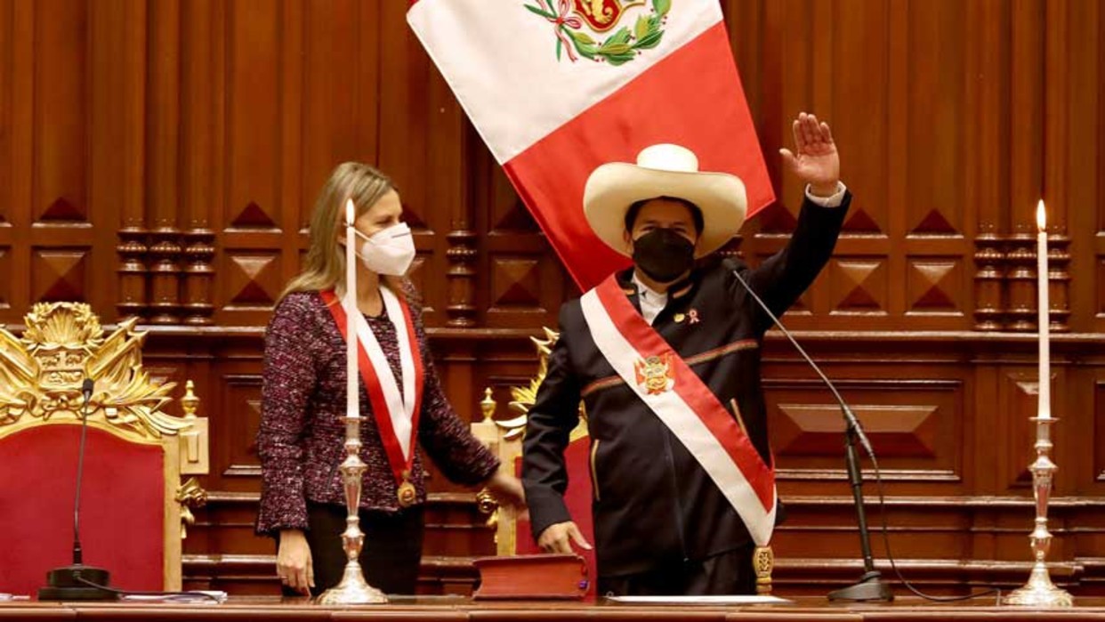 Izquierdista Pedro Castillo jura como nuevo presidente de Perú