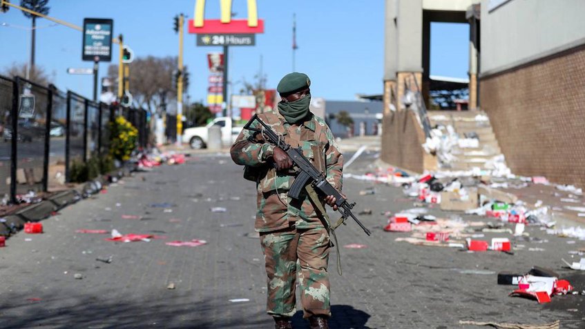Ascienden a 117 los muertos por disturbios en Sudáfrica