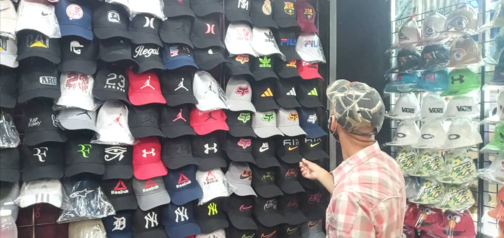 En picada ventas de gorras