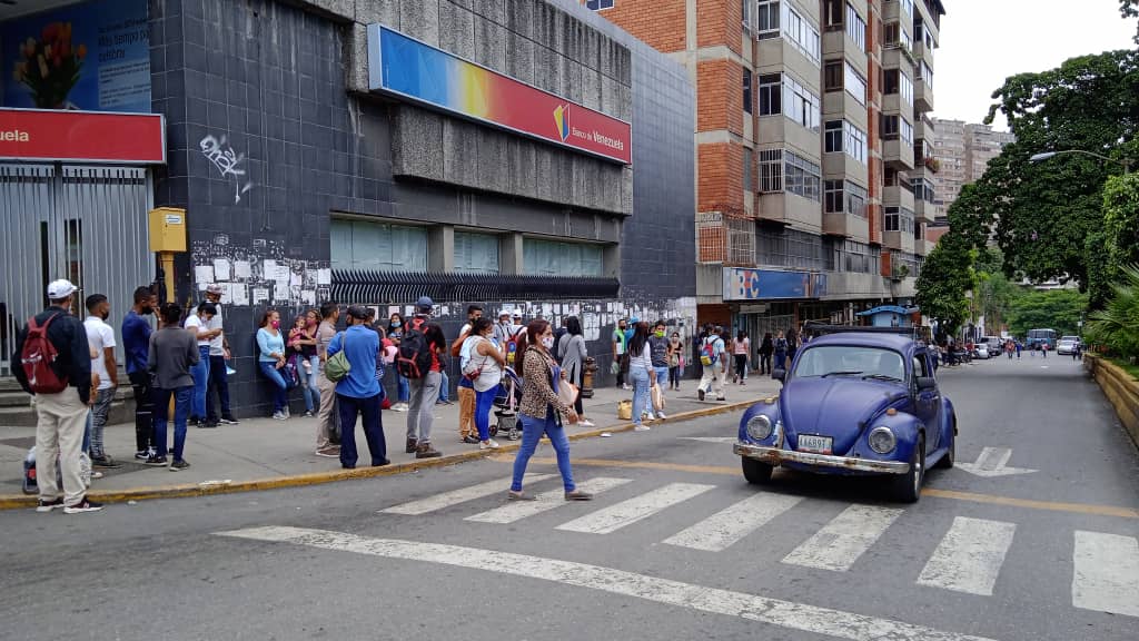 Transportistas recogen sus unidades para exigir aumento del pasaje