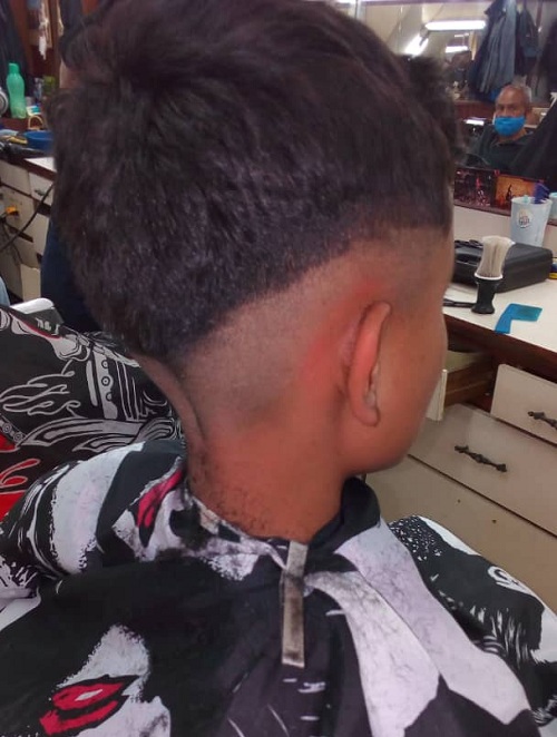 Elevados costos de barberías afectan a padres de familias