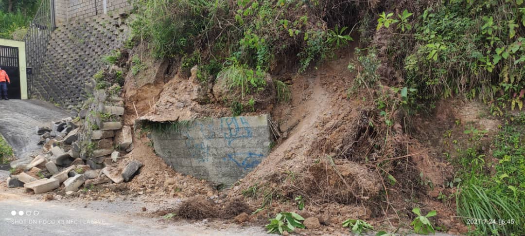 4 deslizamientos y 2 accidentes dejan lluvias en Los Salias