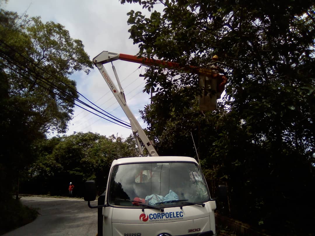 Corpoelec ejecuta labores de mantenimiento en El Amarillo