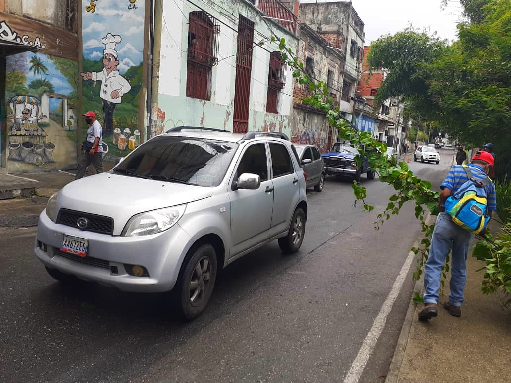 Camión tumbó cables de luz en la calle Ribas