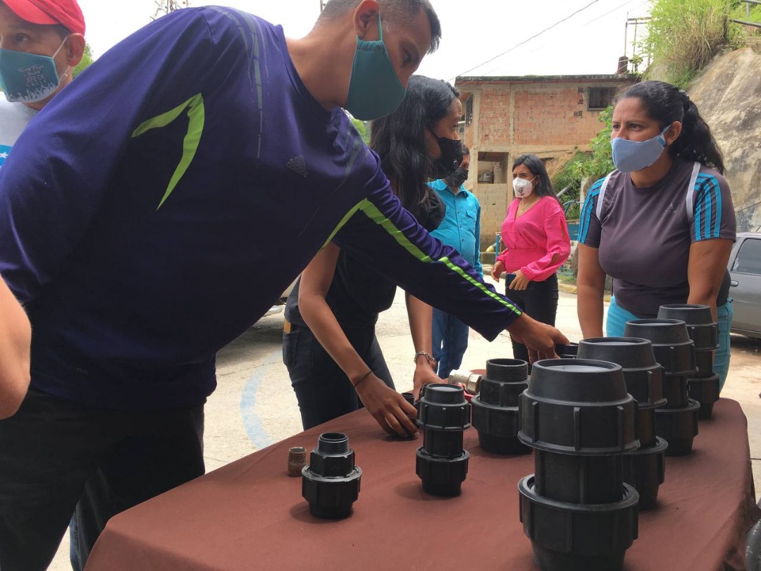 Dan materiales para mejorar servicio de agua en Las Aguaditas