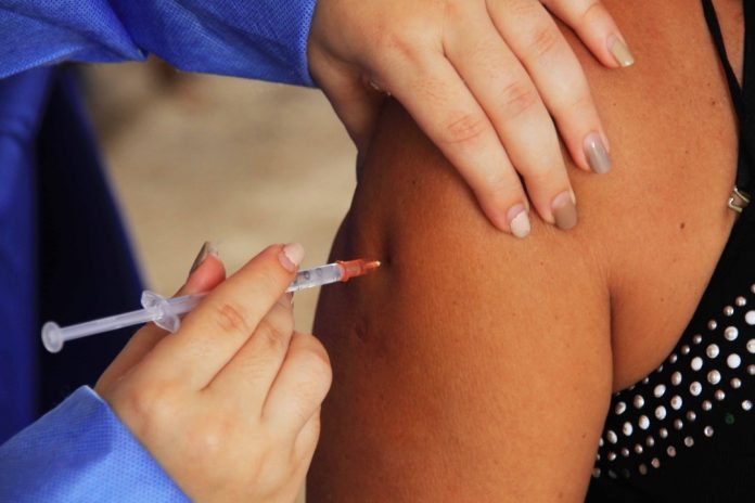 Infectólogos piden acelerar inmunización con vacunas reconocidas y seguras