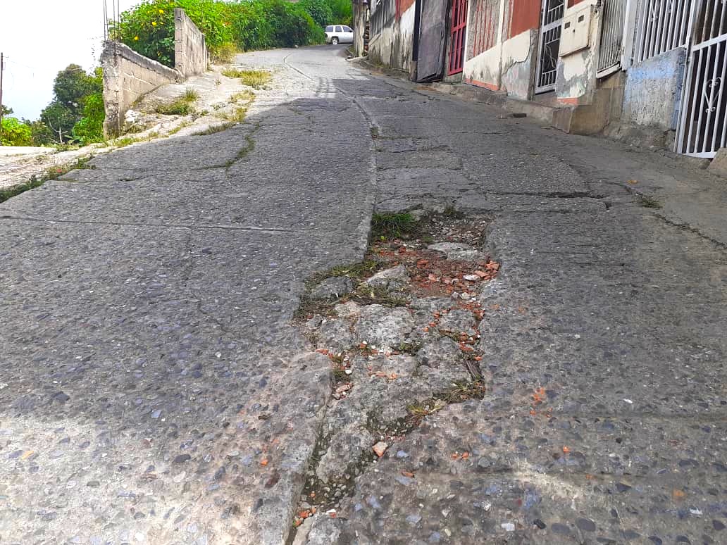 Vía de Las Brisas lleva una década deteriorada