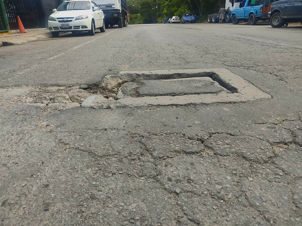 Advierten sobre hundimiento en la vía a San Pedro