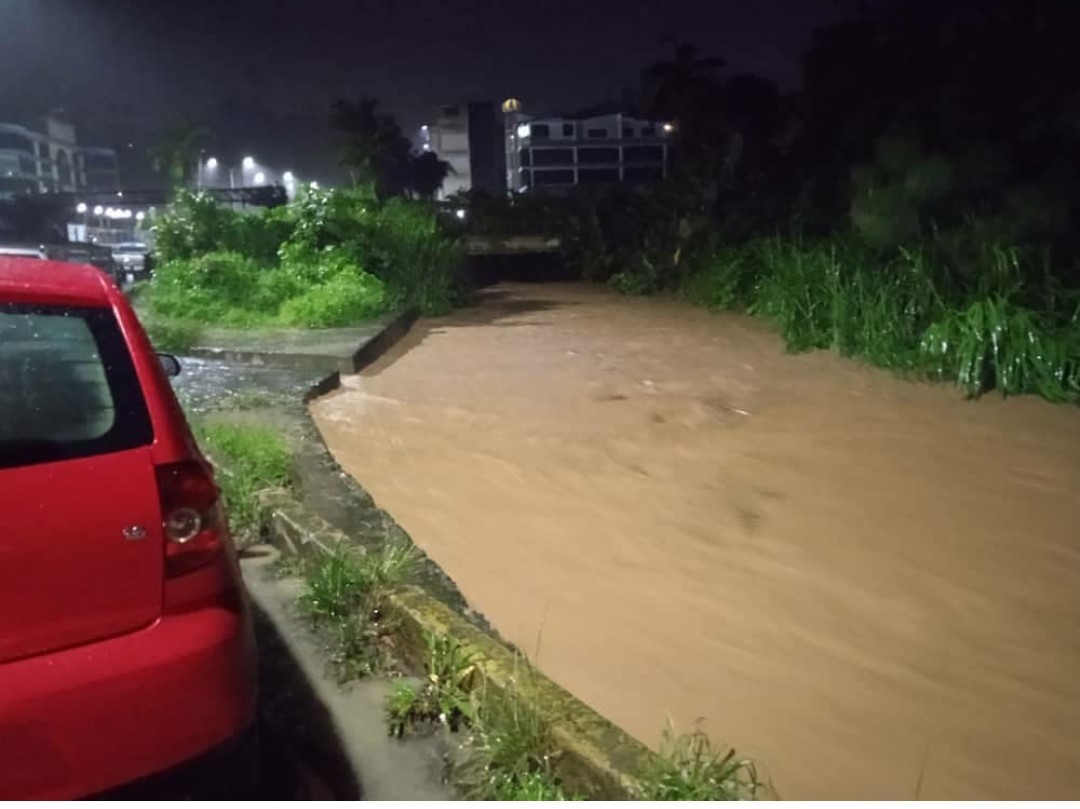 A punto de desbordarse la quebrada de La Veguita