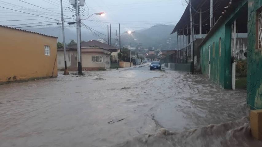 120 familias afectadas por desbordamiento de río