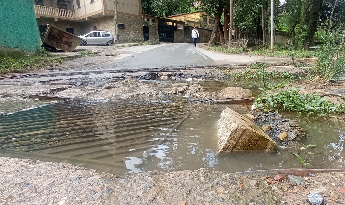 Vecinos de Los Lagos afectados por acumulación de aguas servidas