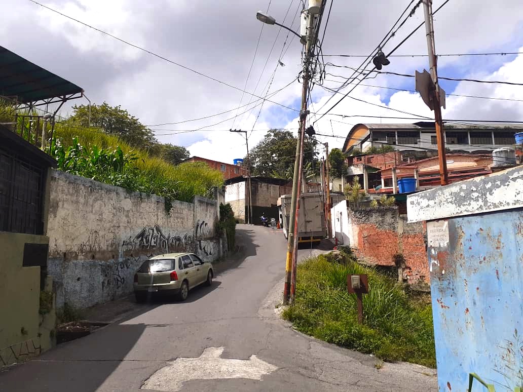 A una zona del 23 de Enero le llega el agua cada 15 días