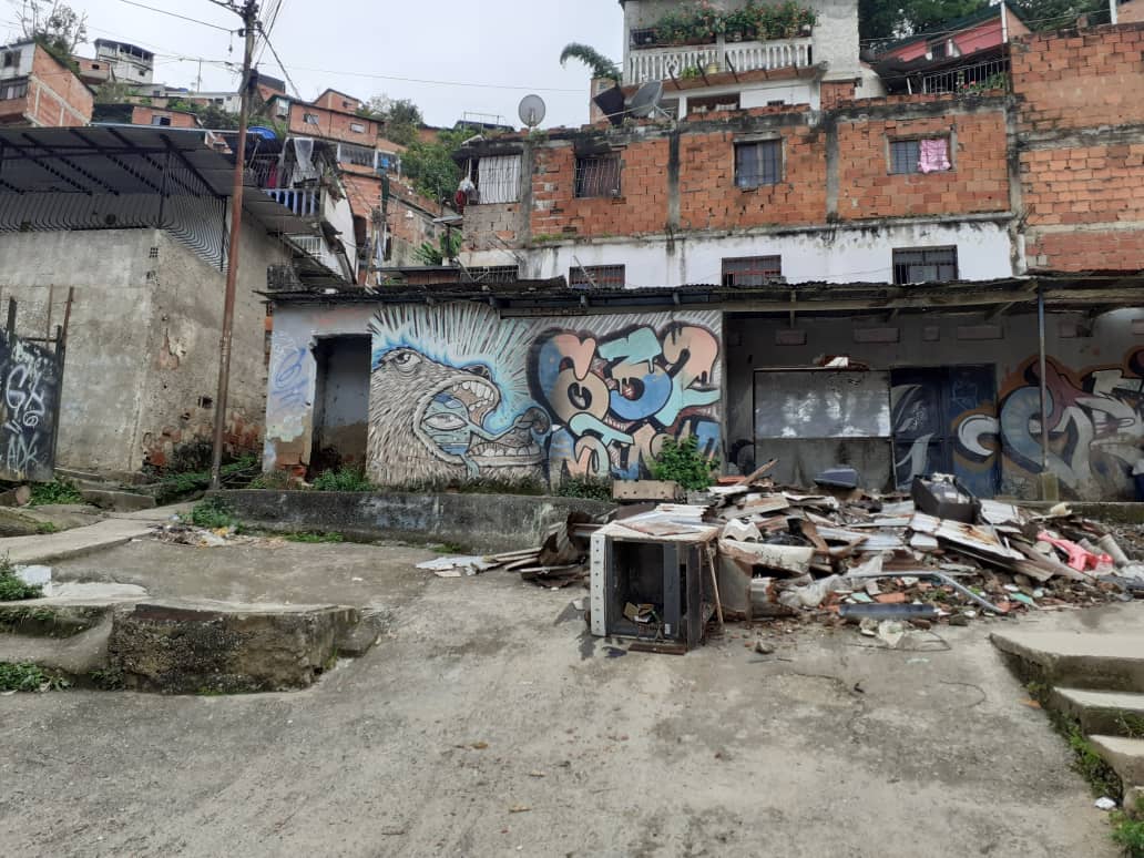 Piden retirar desechos regados en una calle desde hace un mes