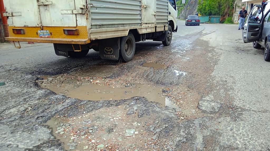 Tramo de la carretera vieja está lleno de huecos