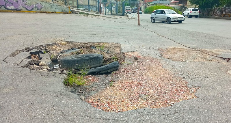 Hueco da dolores de cabeza a comerciantes y transeúntes