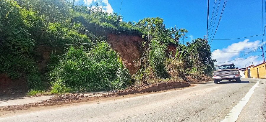 Cinco derrumbes obstruyen vía a Lagunetica