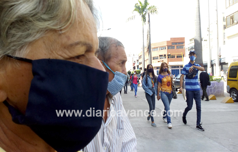 Adultos mayores están expuestos al virus así estén vacunados