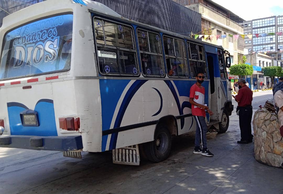 Hacen malabares para pagar el transporte