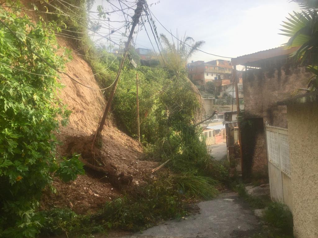 Un talud de 30 metros de alto cayó en Terrazas del Trigo