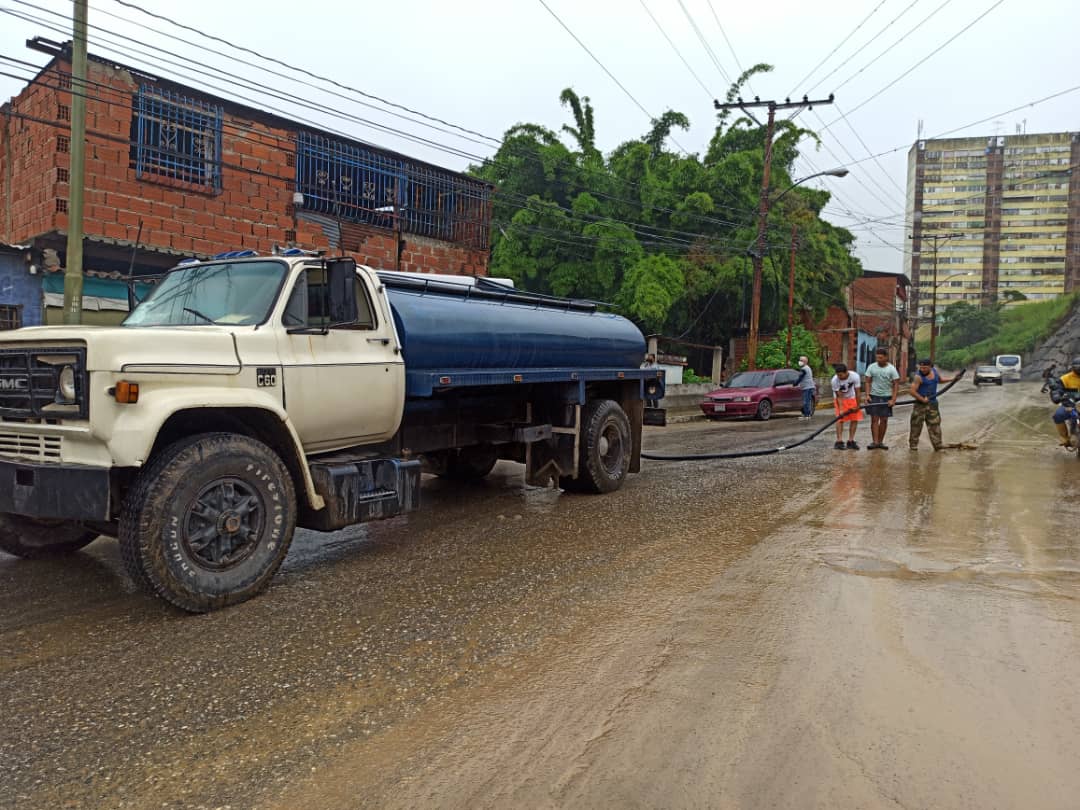 Cisterneros llevan más 325 mil litros de agua a afectados por lluvias