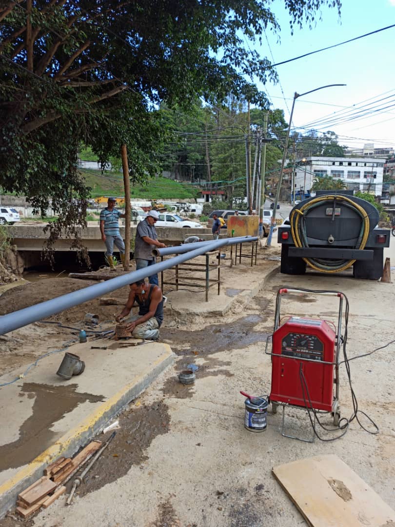 Cisterneros reparan tuberías de llenadero