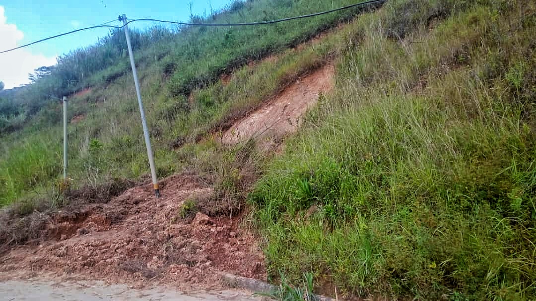 Dos derrumbes en Alto Verde limitan el libre tránsito