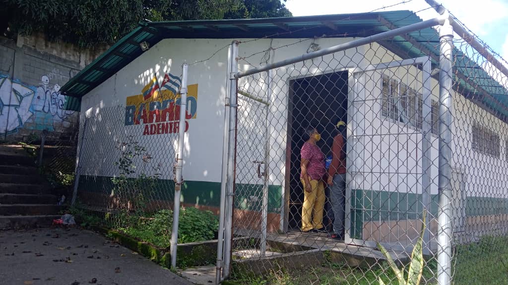 Sin insumos ni luz trabajan en ambulatorio