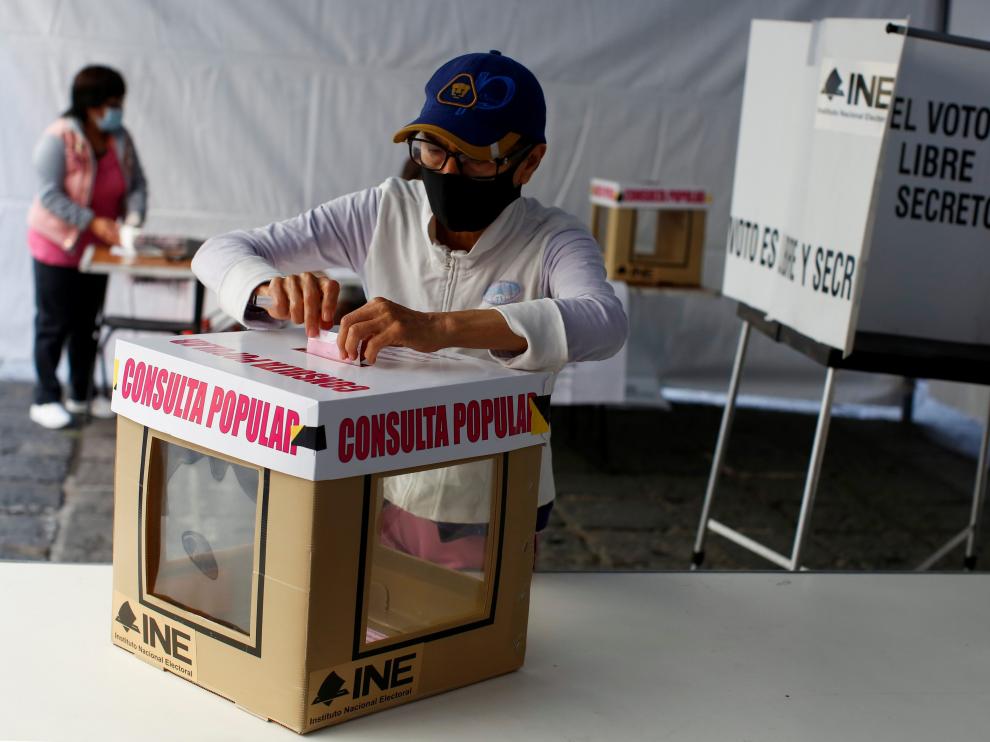 Mexicanos votan para juzgar a sus expresidentes
