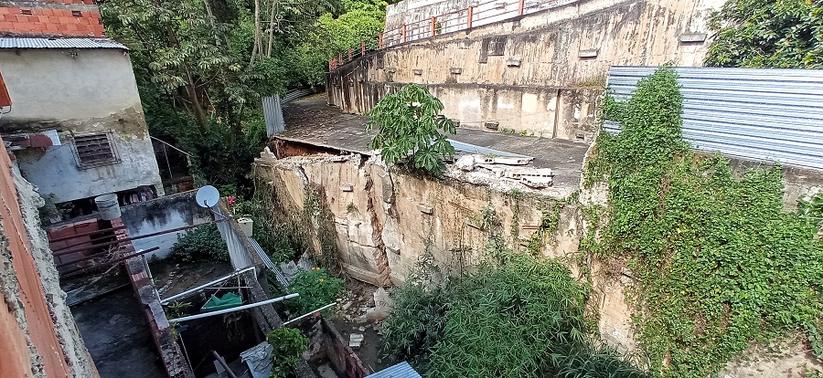 Alertan sobre colapso de muro