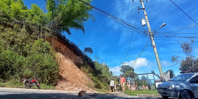 Deslizamiento de talud afecta acceso en Tina Antonia