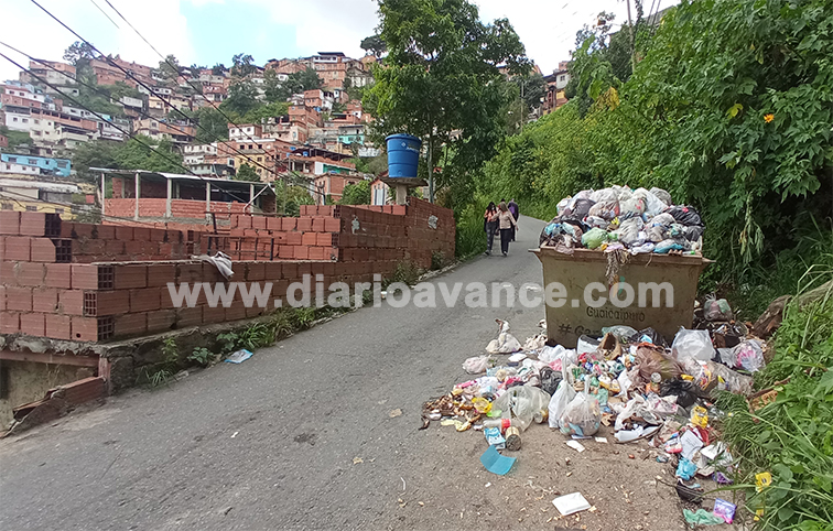 Abarrotada de basura entrada de Matica Arriba