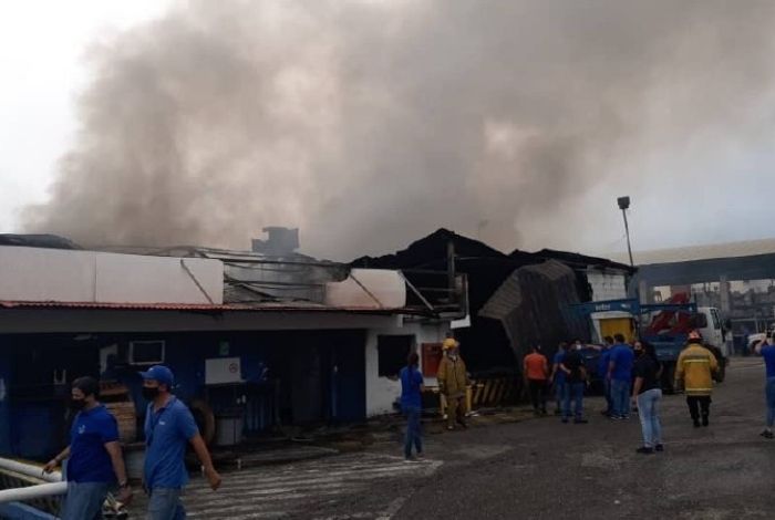 Daños materiales deja incendio en almacén de Inter