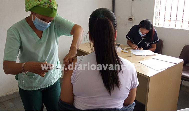 Vacunan contra el Covid a mayores de 18 años en La Hoyada