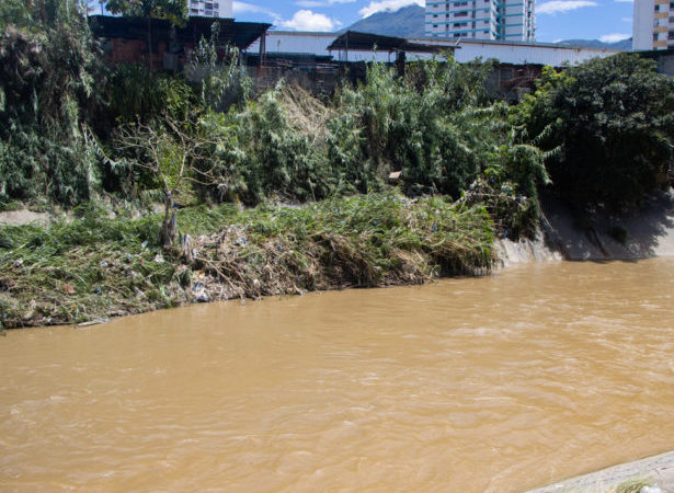 Muere ahogado tras ser arrastrado por el Guaire